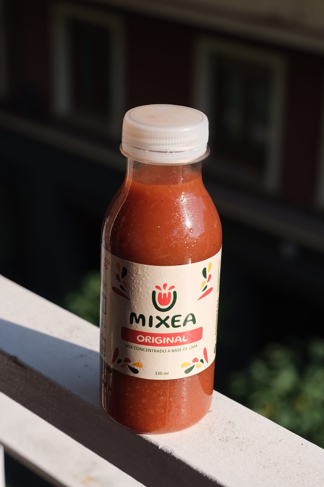 Botella de Mixea El Original al sol